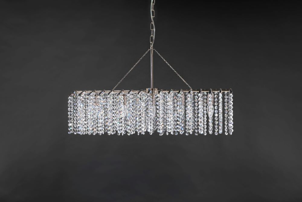 The modern crystal lamp Rake 8 is a longitudinally styled crystal chandelier with sparkling crystals, which is suitable for a dining room, for example.