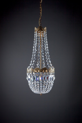 En härlig traditionell glittrande kristallkrona sätter stämningen, en taklampa för varje hem
