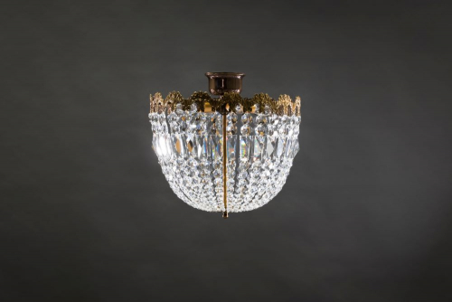 Halvsfärisk Victoria kristalllampa med fyra ljuspunkter. Kristallerna kantas av en magnifik mässingsdekoration.